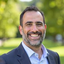 Microsoft just announced a big move for students and job seekers in the  U.S.: Free access to LinkedIn Learning AI courses. These cover everything  from beginner to advanced skills, and participants… |