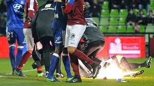 Ce match se déroule le 6 décembre 2020 et débute à 21:00. Ligue 1 Feuerwerkskorper Auf Torwart Geworfen Fc Metz Gegen Olympique Lyon Abgebrochen Eurosport