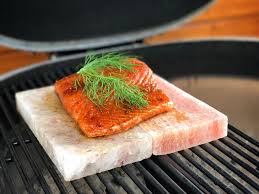 Lachs Vom Salzstein Saftig Pikant Knusprig Der Perfekte Lachs Lachs Essen Und Trinken Rezepte