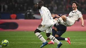 Taking advantage of the missteps of losc and ol, the capital club moved to second place in ligue 1 and came back two short lengths of the lille leader. Paris St Germain 4 3 Bordeaux Neymar Sent Off Late On As Psg Come From Behind Bbc Sport