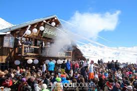 Sie liegt direkt an der piste und verfügt über gleich zwei stockwerke. The Best French Resorts For Apres Ski Guide To Top 5 Apres Ski Resorts