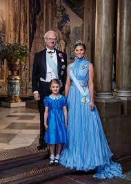 Kronprinsessparet och prinsessan estelle sänder en julhälsning från bagarstugan på skansen. Pin On Royalitys