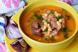 Fasole uscata, ciolan afumat, ceapa, ardei gras, morcov, telina, suc de rosii (pasta de tomate), ulei, sare, cimbru, marar. Supa De Fasole Cu Ciolan Caietul Cu Retete