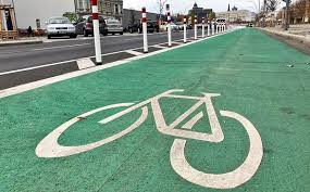 Grun Markierter Radweg In Der Holzmarktstrasse Foto Senuvk Radwege Radfahren Radweg