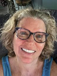 What are some recommendations for delicious salads and steaks in Lakeland?