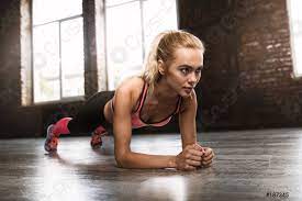 See more ideas about fitness body, gym workout videos, workout videos. Blonde Girl Working Out At A Gym Foto Vorratig Crushpixel