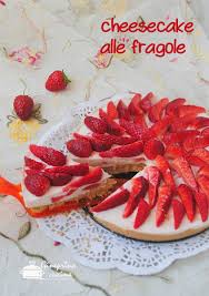 Oggi vi presento questa cheesecake alle fragole senza cottura, un dessert fresco e cremoso, senza forno, colorato e ricco di frutta! Cheesecake Alle Fragole Con Yogurt E Philadelphia Cheesecake Con Fragole Fragole Cheesecake