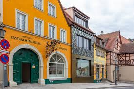 Voor wat culturele hoogtepunten maak je een uitstap naar rathaus en kolonialmuseum linke en een. Kitzingen Uberrascht Mit Skurrilen Stadtgeschichten Vielweib On Tour