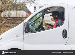 Poštovní Etnický Kurýr Uvnitř Bílé Dodávky Sedí Sedadle Řidiče Probouzí —  Stock Fotografie © PoppyPix 624349790
