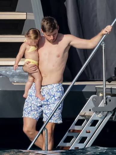 F1🏎️🏁 | He is daddy girl for sure🥰 #f1 #maxverstappen #baby #lilly |  Instagram