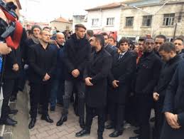 Galatasaraylı futbolcu umut bulut'un babası kemal bulut'un cenaze namazı yeşilhisar merkez camii'nde kılındı. Umut Bulut Un Babasi Son Yolculuguna Ugurlandi Terim Gozyaslarini Tutamadi Son Dakika Spor