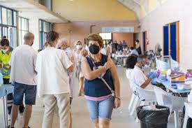 Este viernes el ministerio de sanidad ha confirmado que permitirá a los menores de 60 años vacunados con una primera dosis administrada de astrazeneca recibir, de nuevo, esta vacuna como segunda. Fotos Segunda Dosis De Astrazeneca En El Palacio De Los Deportes De Murcia La Verdad