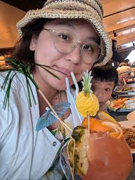 Hi fellow members, hope you all had a great start to the new year. I was  wondering is there anyone in this group who is good at both Chinese and  English (can