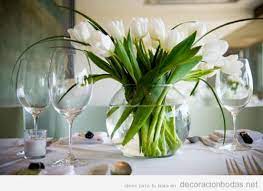 Dining table flower centerpiece ideas. Centro De Messa Jarron Con Agua Y Tulipanes Blancos Flower Centerpieces Wedding Wedding Floral Centerpieces Tulip Centerpiece