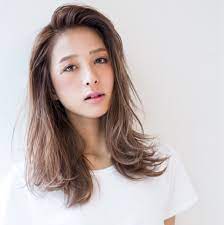 外国人風のかきあげバングスタイル ダブルカラー ハイライトの後にイルミナカラーでオンカラーをすると これだけ透明感が出ます ヘアスタイル 新しいヘアスタイル ヘアカラー