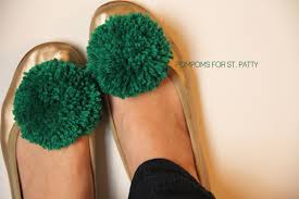 With this shoe clip you can transform your shoes very easily, without using strong adhesives. Diy Pompom Shoe Clip Lovely Indeed