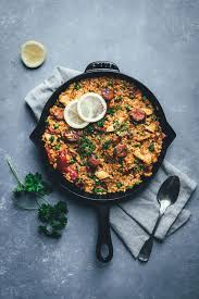 Rezept Fur One Pan Paella Schnelle Paella Mit Hahnchenbrust Chorizo Paprika Und Erbsen Moeyskitchen Com Onepan Paella Fei Chorizo Paella Paella Rezept