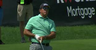 Mirrored sunglasses provide 100% uv protection against the harmful rays of the sun as well as reduce the glare emitted off reflective surfaces like sand. Why Does Phil Mickelson Wear Sunglasses Here S His Reasoning Eye Insider News
