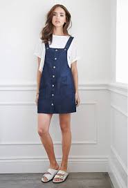 Style salopette avec des emmanchures tombantes et des bretelles ajustables avec fermeture à boucle à l'avant. Robe Salopette En Jean Robe Salopette Salopette Salopette Jeans