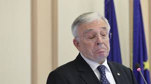 Ordonanța nu include, însă, prevederea referitoare la interzicerea cumului pensiei cu veniturile de la stat , fiind atacată la ccr. Mugur IsÄƒrescu Ar RenunÈ›a La Pensie DacÄƒ Se Interzice Cumulul Pensiei Cu Salariul La Stat