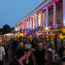 In dieser gedankenskizze beschreibt die phyllida barlow die herausforderung, die enorme fläche der räumlichkeiten des haus der kunst, die überwältigende. Spektakular Neuer Club Im Haus Der Kunst Nightlife