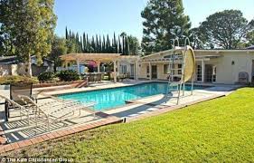 Cher horowitz has many admirable qualities with columns dating all the way back to 1972, it's a wonder the house hasn't yet been declared a heritage. Clueless Party House Goes On Sale In California Daily Mail Online