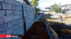 L'une des principales modifications apportées aux murs mitoyens est sans doute la surélévation, afin d'obtenir un mur plus haut, qui peut apporter davantage d'intimité à certains propriétaires. Cloture Mitoyenne Son Mur Depasse La Hauteur Maximale Defimedia