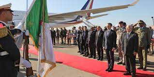 11 h macron arrive et effectivement la fanfare joue exclusivement la marseillaise, pas d'hymne algérien. Le President Francais Emmanuel Macron Arrive A Alger En Visite Officielle