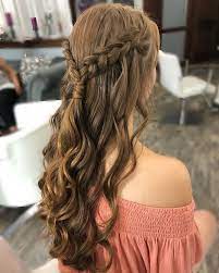 25 Umwerfende Frisuren Fur Kurze Haare Trendige Frisuren Fur Den Abschlussball Hair Hai Coiffure De Bal Coiffure Coiffure Facile