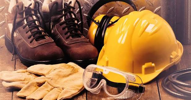 Técnico de controle de pragas com equipamento de proteção individual