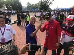 Tan sri shahrir abdul samad berkata beliau bersetuju menjadi pengerusi lembaga kemajuan tanah persekutuan (felda) kerana ia merupakan satu institusi yang unik dan tidak terdapat di negara lain. Hot Panas Tan Sri Shahrir Samad Bn Yb Khalid Samad Facebook