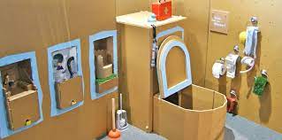 Um eine toilette zu befreien! Ausstellungsbau Aus Pappe Fur Die Kuh Im Kuhlschrank In 2021 Badezimmer Gestalten Schrank Pappe