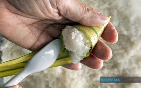 Ketupat daun atau ketupat nasi, dianyam berbentuk. Bernama Jadi Pengusaha Ketupat Palas Ketika Pkp