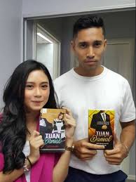 Cinta yang cuba diatur oleh keluarga tengku ismahanim dengan jejaka yang tidak dikenali bernama danial telah mendorongnya menyamar sebagai pembantu rumah. Tuan Danial Full Episode In Stock