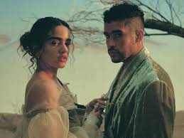 Does bad bunny have a girlfriend? Bad Bunny Rosalia Celebrates Valentine S Day With La Noche De Anoche Music Video