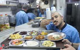 بالصور محمد أحمد صاحب أشهر طبق فول إسكندرانى المطعم جمع بين الفقير والوزير ووصلت شهرته لأسبانيا وزارته الملكة صوفيا فؤاد المهندس وصلاح أبو سيف ومصطفى حسين يوقعون على قائمة طعامه اليوم