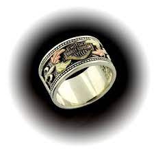 Harley Davidson Stamper Men S Ring Raised Black Hills Gold Leaves Bar Shield 1 Black Hills Gold Jewelry Black Hills Gold Harley Davidson Wedding Rings