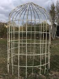 Ces structures, sages ou audacieuses, savent à elles seules installer une atmosphère intime et conviviale. Gloriette De Jardin En Fer Forge 19 Eme Antiquites Du Jardin Fontaines