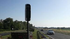 Les nouveaux radars embarqués, utilisés depuis 2013, sont ainsi bien plus efficaces que les anciennes générations (600 en service, six à gare, aussi, aux radars autonomes placés sur des chantiers ou des zones temporairement dangereuses et flashant dans les deux sens. Le Radar Tourelle Scrute La Levee De Chailles