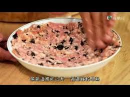 1 阿爺廚房 sr 2 第5集 上 蒸 煎肉餅是家常小菜 略施功架卻可煮出新滋味 鼎爺到訪街市細選本地脢頭豬肉 搭配馬蹄碎 木耳碎等爽脆配料 先來一道 阿爺蒸肉餅 但要保持肉餅鬆軟 有何要點 youtube chinese cooking cooking food