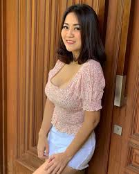 Uncensored pemersatu bangsa tante ernie x dokter boyke 5 5. 12 Foto Dan Fakta Ernie Tante Pemersatu Bangsa Yang Viral Cantik Dan Hot Banget Kapanlagi Com