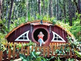 Paraland majalengka merupakan tempat wisata yang paling hits di majalengka. Tiket Masuk Rumah House The Hobbit Bogor Cisarua Puncak Lokasi Pinewood Lodge Organic Farm Yukpigi Informasi Wisata Terkemuka