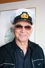 Gavin macleod, a sitcom veteran who played murray on mary tyler moore and captain stubing macleod played a relatively minor character on abc hit mchale's navy, starring ernest borgnine. Gavin Macleod Davidlatta