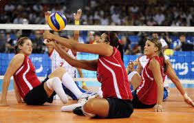 Existen variantes del voleibol como el voleibol de playa o el voleibol sentado. Voleibol Sentado Historia Reglas Sportsregras