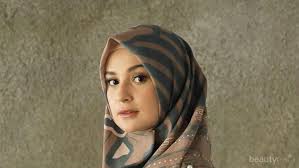 Rok plisket gelap dipadukan dengan atasan dan hijab dengan warna kalem membuat tampilan lebih segar. Tips Padu Padan Atasan Dengan Rok Plisket Kekinian Ala Shireen Sungkar
