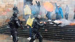 El director de migración colombia indicó que los extranjeros fueron acusados de poner en riesgo el las protestas, en su mayoría pacífica, comenzaron el jueves con más de 250 mil personas; 0g5de4kou9xfam
