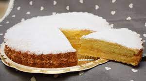 In un'altra ciotola versate i tuorli ed aggiungete lo zucchero, montate per bene il composto con una frusta o uno sbattitore elettrico. Torta Versata Con Marmellata In Cottura Youtube