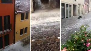 Sono le dichiarazioni del sindaco di schio valter orsi, dopo il disastro dell'altra notte, quando un acquazzone ha colpito schio. Bomba D Acqua Con Vento E Grandine Su Schio Nel Vicentino Le Strade Come Fiumi Allagati I Negozi Corriere Tv