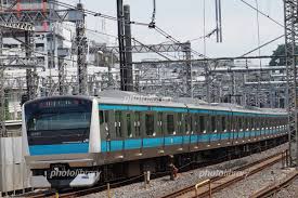 Approximately halfway between those terminals, it cuts through. E233ç³»1000ç•ªå° äº¬æµœæ±åŒ—ç·š å†™çœŸç´ æ 2621331 ãƒ•ã‚©ãƒˆãƒ©ã‚¤ãƒ–ãƒ©ãƒªãƒ¼ Photolibrary