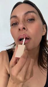 Multifunkcyjny cień do powiek INGLOT to wszechstronny kosmetyk, który nie  tylko spełnia funkcję cienia do powiek, ale w zależności od wybranego  odcienia, może także służyć jako rozświetlacz, bronzer, baza, korektor,  pomadka lub